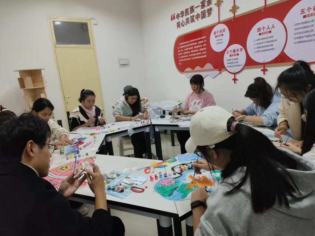 紙鳶舞晴空，藝術(shù)潤(rùn)社區(qū)——我校“一站式”學(xué)生社區(qū)成功舉辦紙鳶藝術(shù)體驗(yàn)活動(dòng)